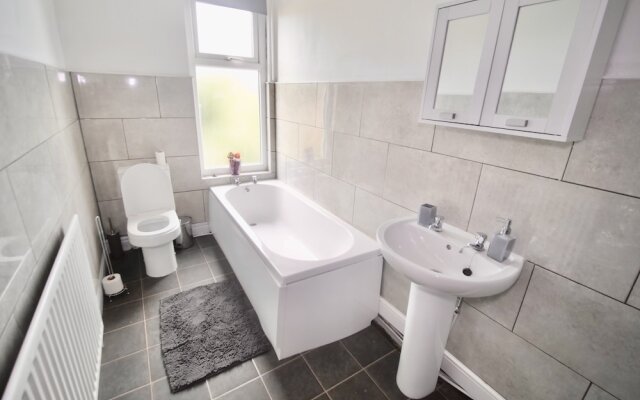 Lovely 6 bed Property Located Within Dudley