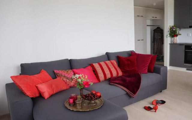 Uusi upea asunto järvinäköalalla ja autohallilla