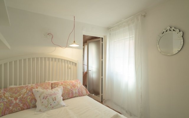 Light Filled Apartment near Chiado, By TimeCooler