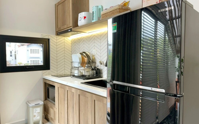 Kin Wander Tan Phong, The Moonage