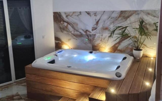 Suite La Boheme avec jacuzzi vu sur Pic Saint Loup