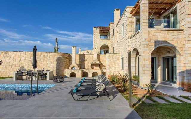 3 Bedroom Villa with a heated pool