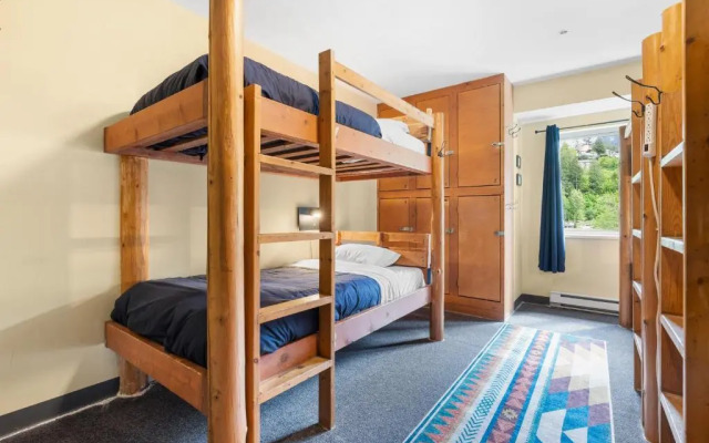 Squamish Adventure Inn & Hostel