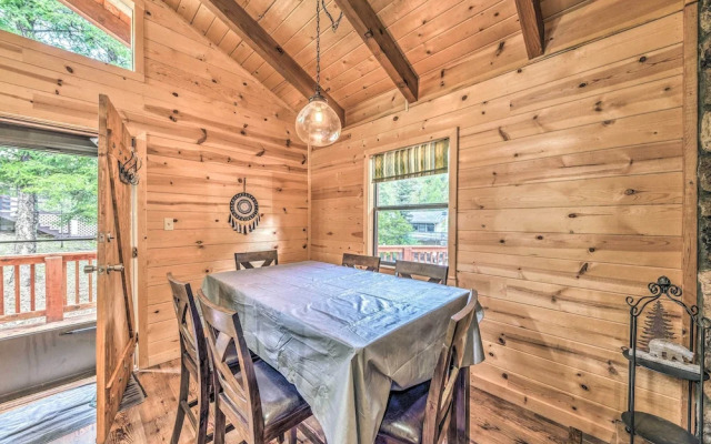 Updated Ruidoso Cabin w/ Spacious Deck & View