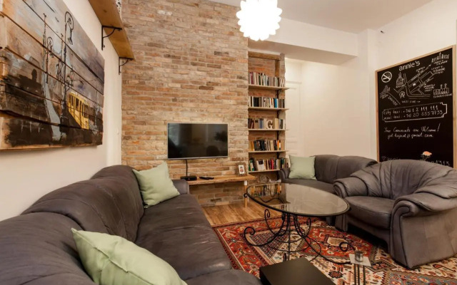 Annie's 3 bed and 3 bathroom apartment