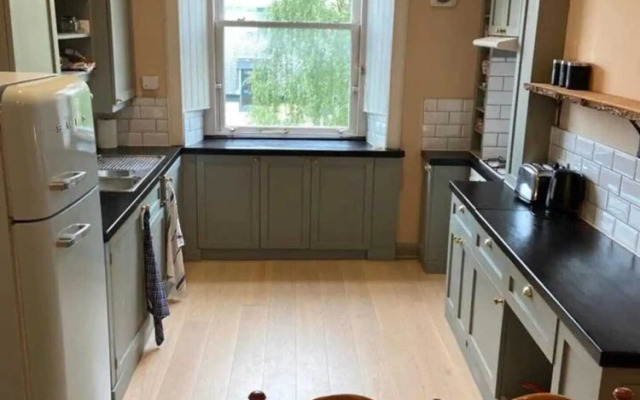 Modern 2 Bedroom Apartment in Edinburgh