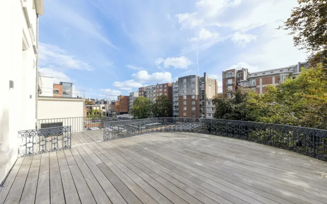 Luxurious 3-Bedroom 280sqm center