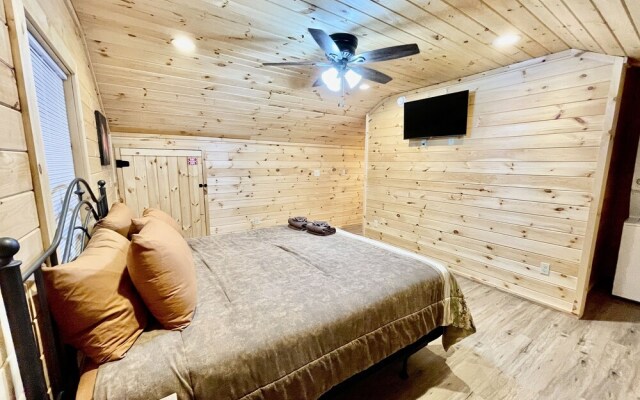 Double L Ranch 1 Bedroom Farmhouse by RedAwning