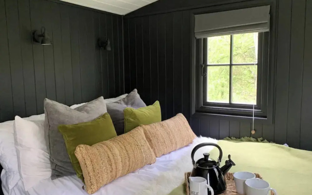 Shepherd's Hut - Sleeps 2 - Pet Friendly - Parking