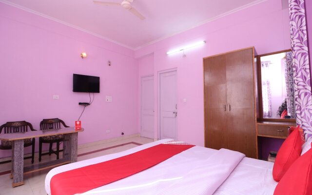 OYO 27694 Moksh Hotel