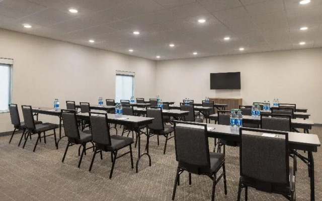 Holiday Inn Express & Suites Linden