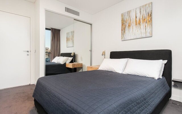 SH147 Sleek Split Level 2BR Surry Hills