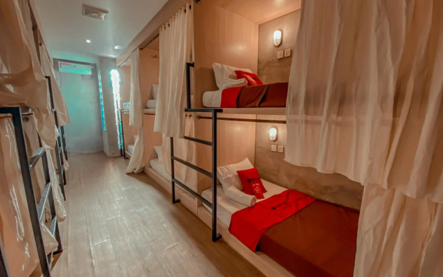 RedDoorz near Lippo Mall 2