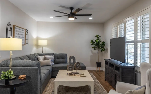 Scottsdale Waltann 3 Bedroom Home by RedAwning