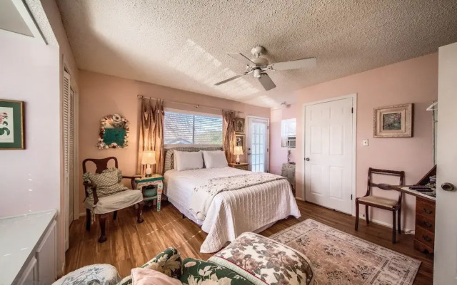 Binky's Nest 1 Bedroom Home by RedAwning