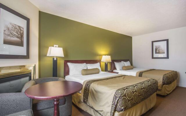 Econo Lodge Inn & Suites