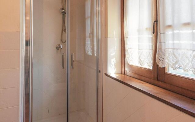 Cozy Farmhouse in Cortona with Pool