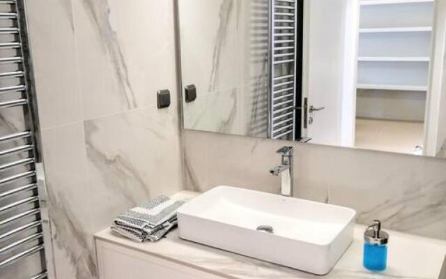 Luxurious Minimal Apartment in Acropolis
