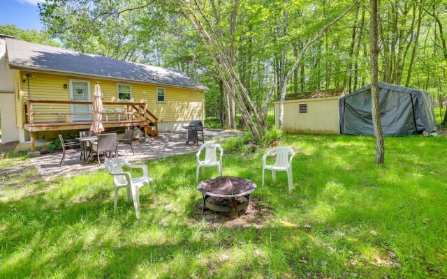 Pet-friendly Pocono Lake Cabin w/ Community Pool!