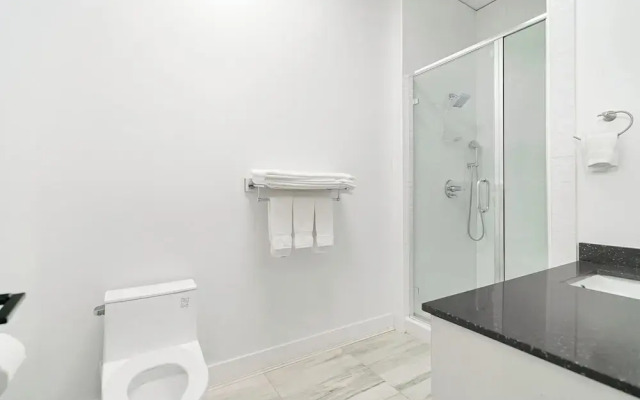 Charming 1BR Lakeside