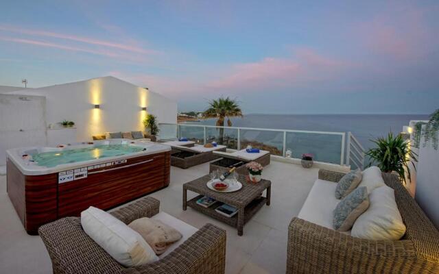 Casa Latino - Oceanfront - Luxury & Charming villa- Jacuzzi at Rooftop