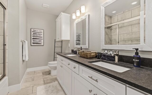 The Dogwood · Luxury Hot Tub· Lake Front Access ·