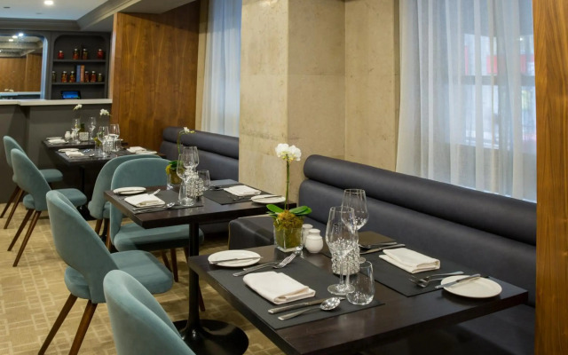 One King West Hotel & Residence