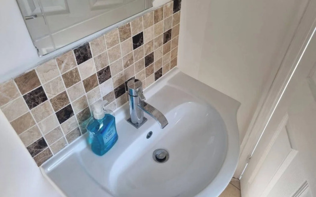 Gillingham 4-bed Stay - Wifi, Parking, Ldn Access