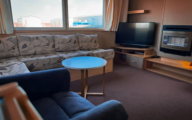Beachside Caravan Retreat in Lowestoft Sleeps 4