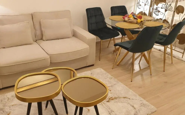 Golden Studio - private parking