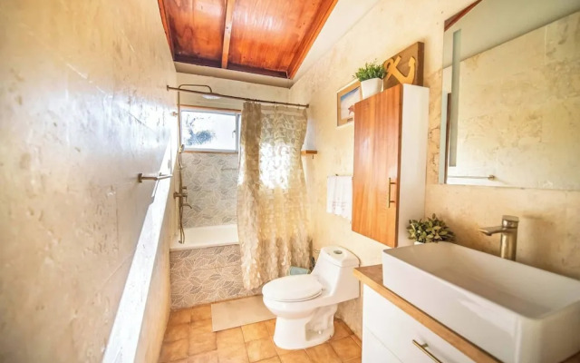 Colonial 2BR Apartment 2mins Walk to Beach!