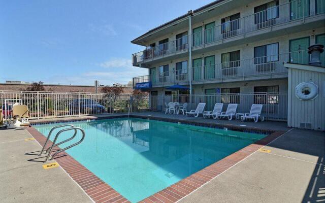 Motel 6 North Kirkland