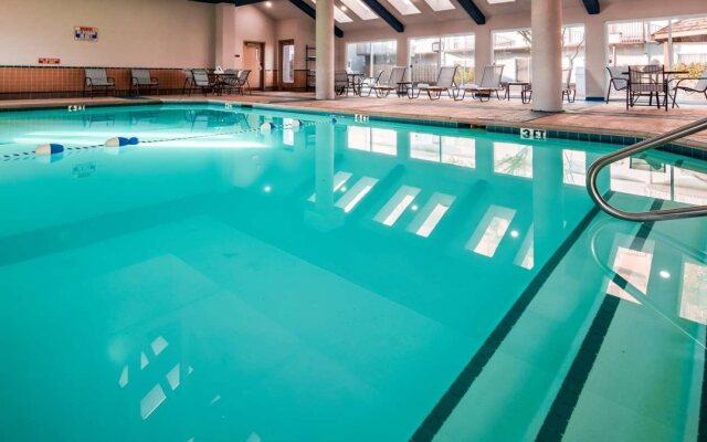 Orangewood Inn & Suites Kansas City Airport