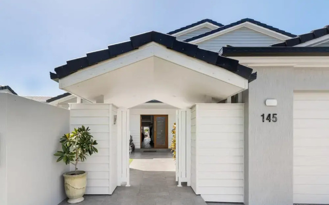 Modern Waterfront Retreat Private Pool Dock