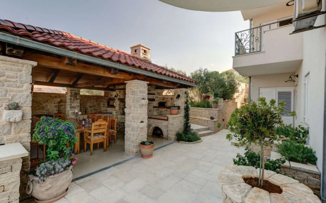Apartment in Murter With Swimming Pool