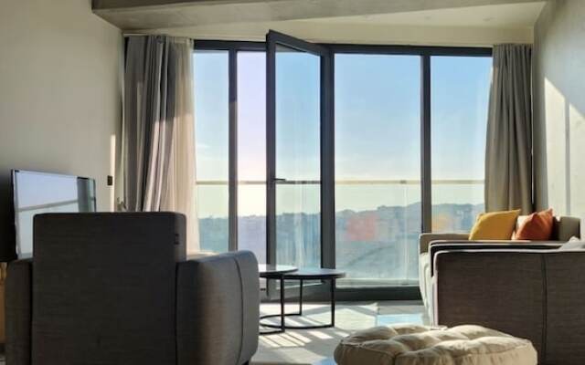 Modern 2Bed Condo in Luxurious Building