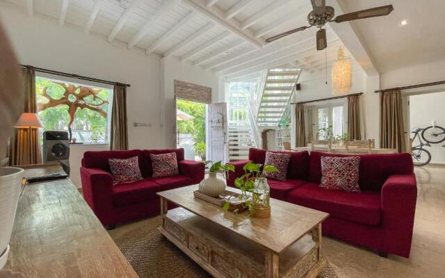 Villa Putih - Canggu beach house 150m Berawa beach