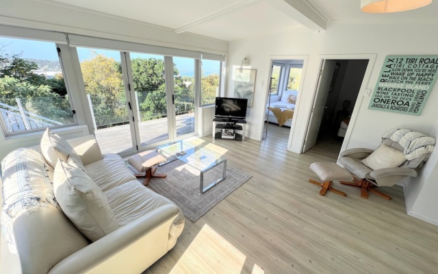 Tiri Cottage - Seaviews in Oneroa – Guest Rooms – Oneroa Bay