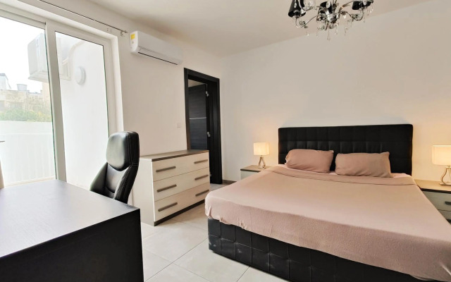 Large Central Apartment Near Valletta & Seafront