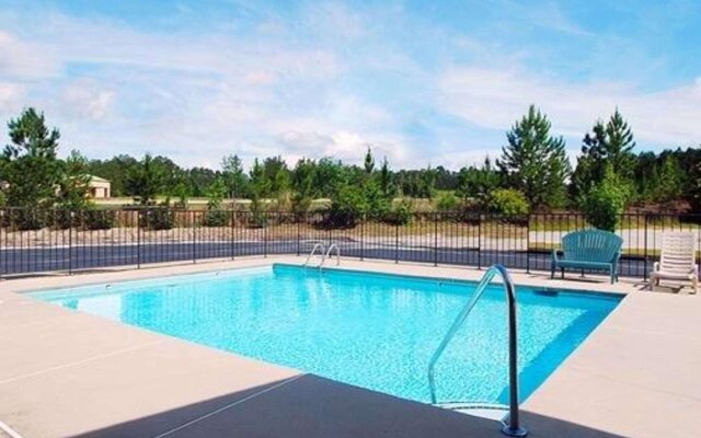 Econo Lodge Inn & Suites