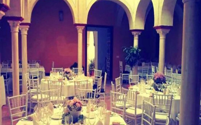 Frenteabastos Hostel & Suites