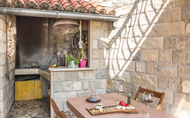 Nice Home in Makarska With Wifi and 1 Bedrooms