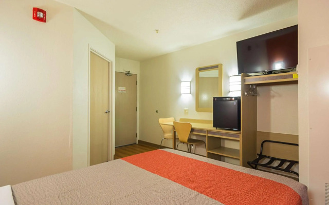 Motel 6 Whitby, ON - Toronto East