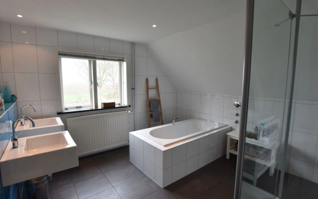 Spacious Farmhouse in Ijzendijke With Garden