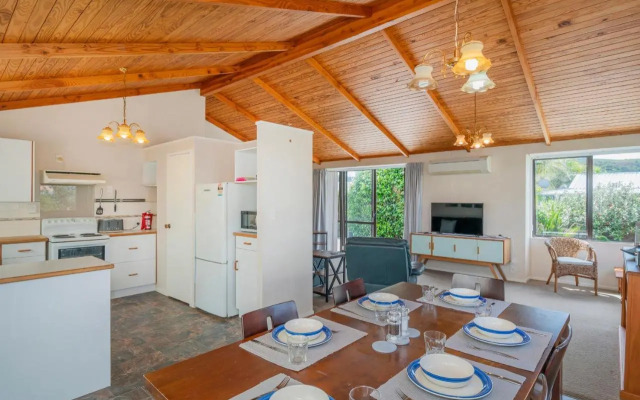 Treasure on Chestnut - Tairua Holiday Home