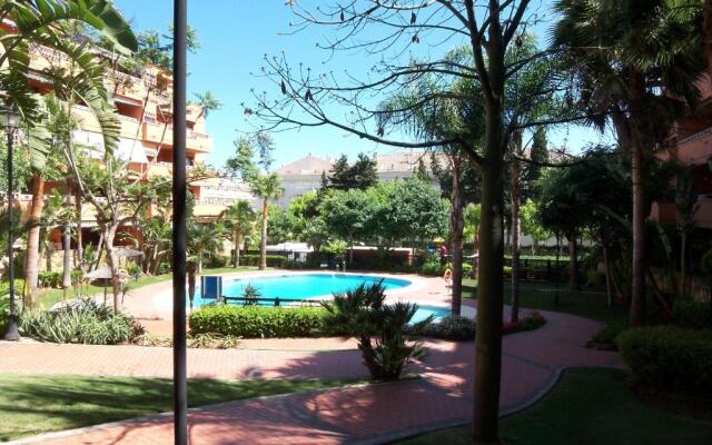 Apartamento de 2 habitaciones en el corazón de La Milla de Oro,Marbella