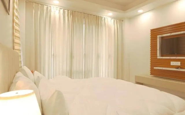 Child Friendly Retreat w Balcony tub King Bed