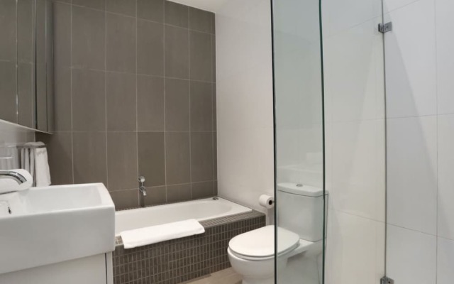 Kew Luxurious Townhouse