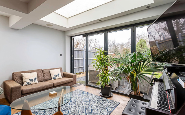 Modern and Spacious Colliers Wood Home