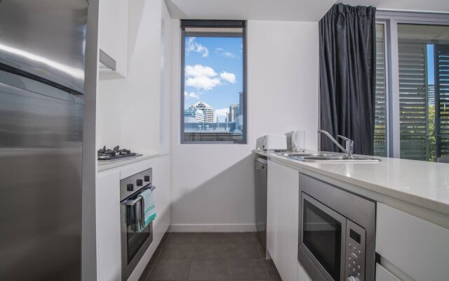 2bed Apartment! Modern Home for 4 at Chatswood